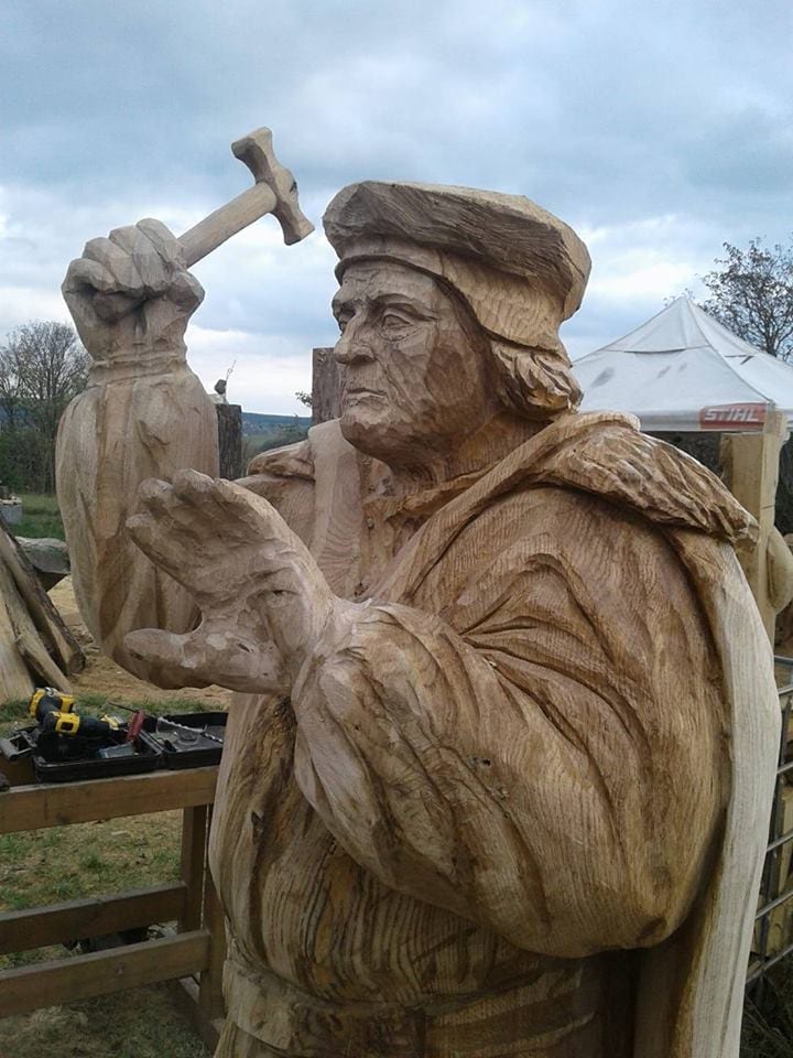 Geschnitzte Holzfigur, welche Martin Luther verkörpert. Mit Blick von vorne links in Nahaufnahme.