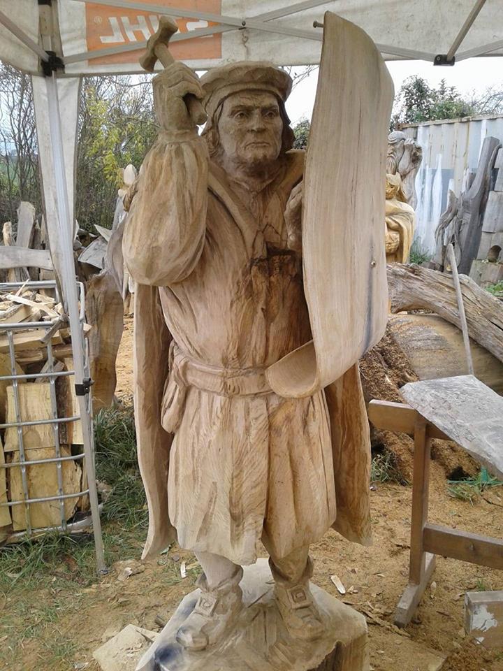 Geschnitzte Holzfigur, welche Martin Luther verkörpert. Mit Blick von vorne.