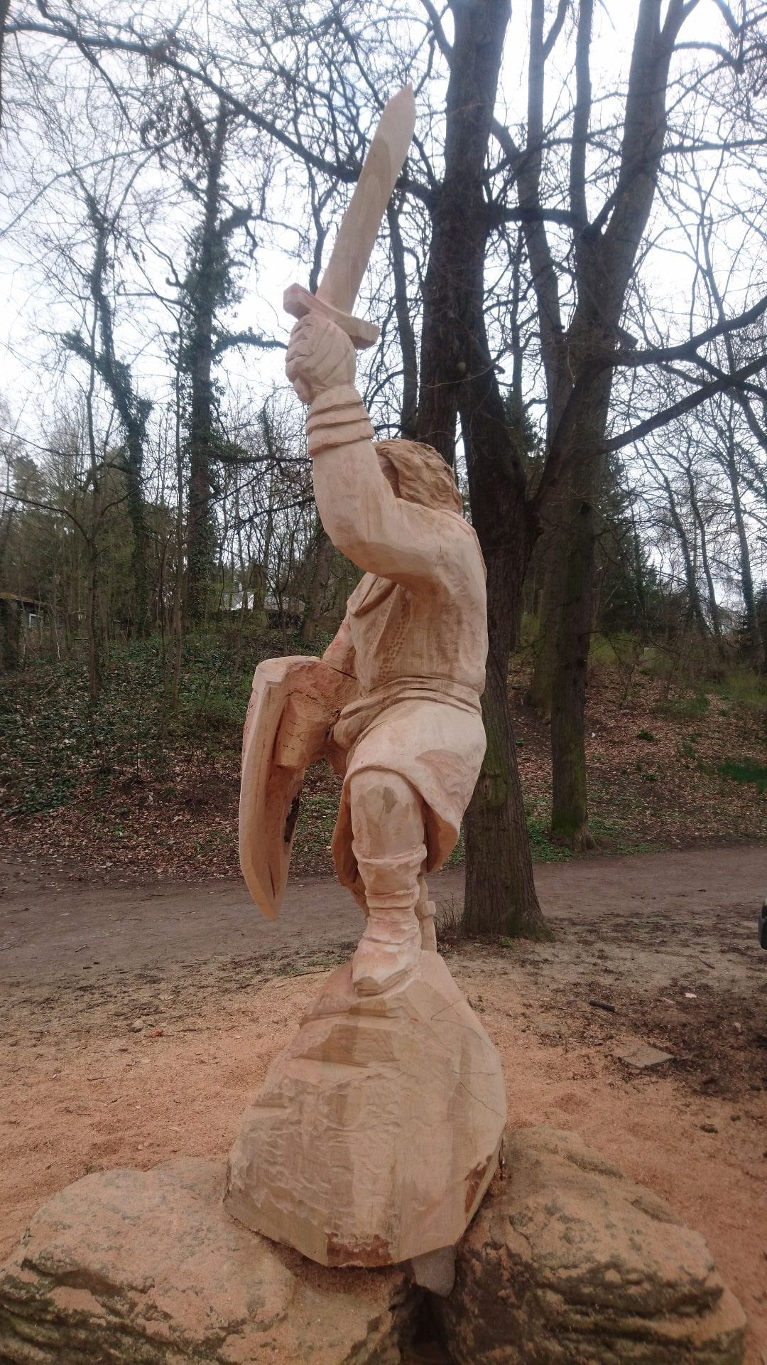 Geschnitzte Figur aus Eichenholz | Ritter mit Schild