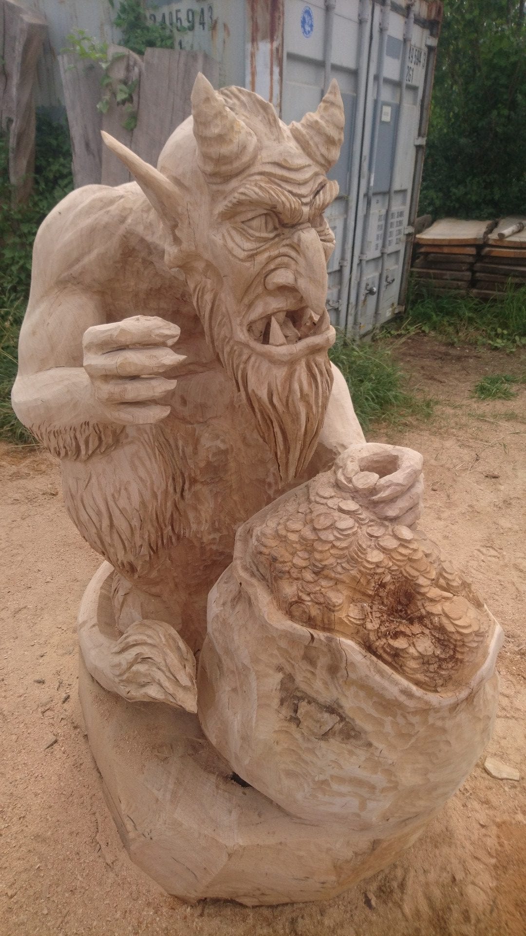 Geschnitzte Figur aus Eichenholz | Ein Teufel mit einem Sack voller Gold