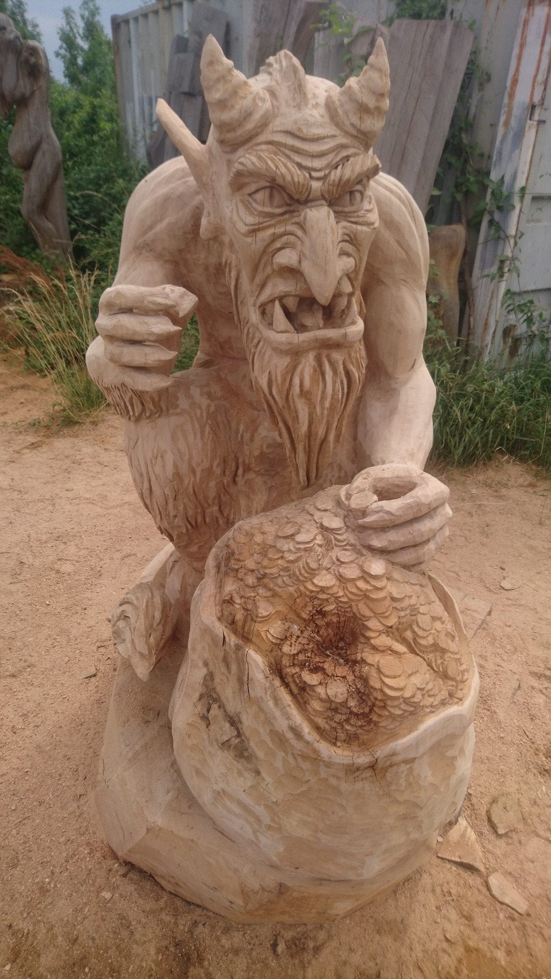 Geschnitzte Figur aus Eichenholz | Ein Teufel mit einem Sack voller Gold