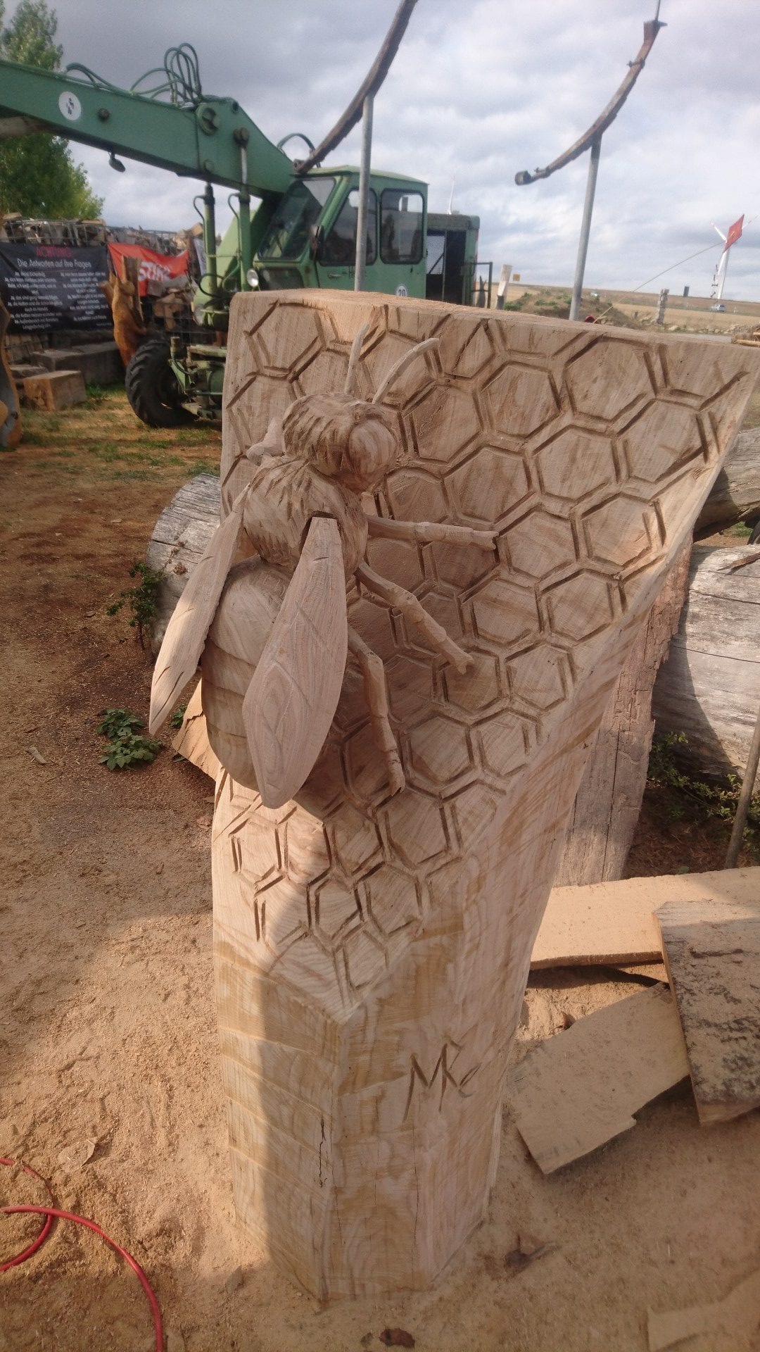 Geschnitzte Figur aus Eichenholz | Eine Biene auf einer Wabe