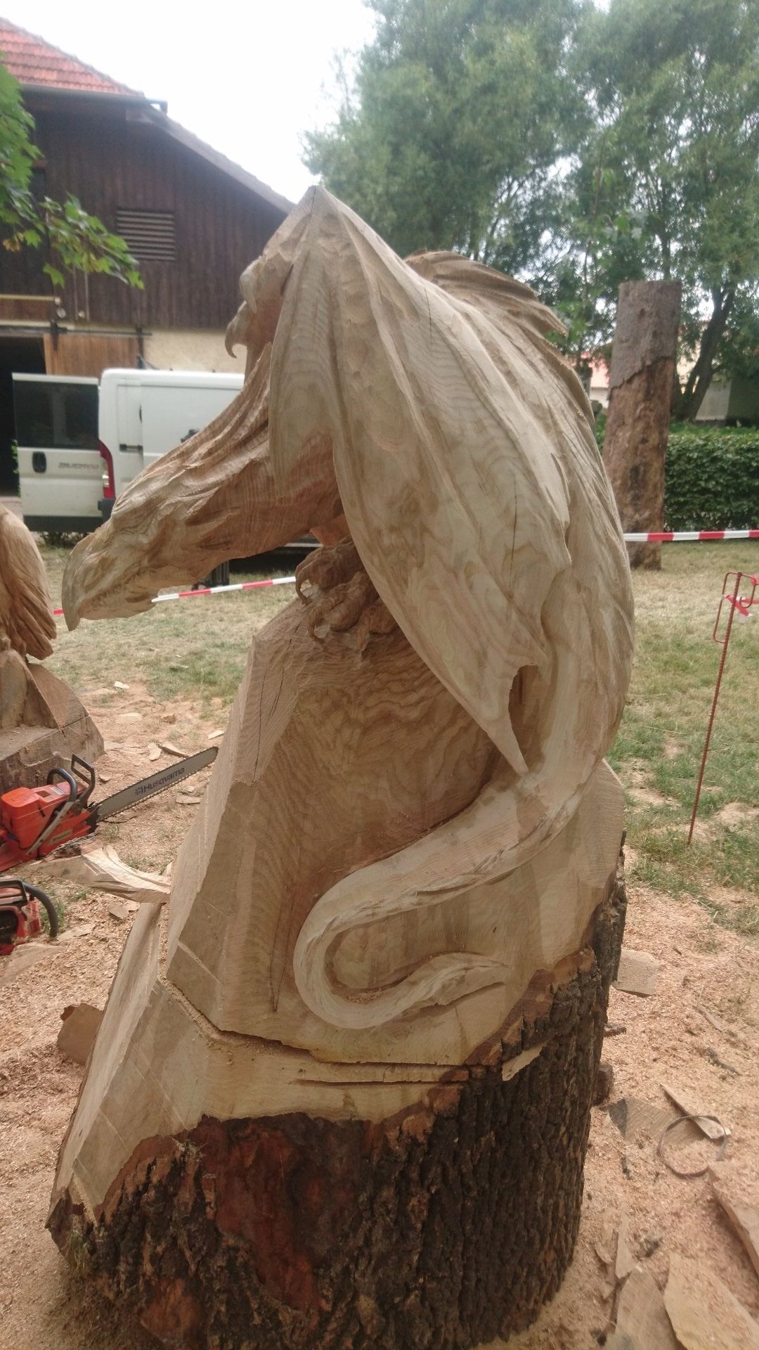 Geschnitzte Figur aus Eichenholz | Ein Drache sitzend auf einer Platform.