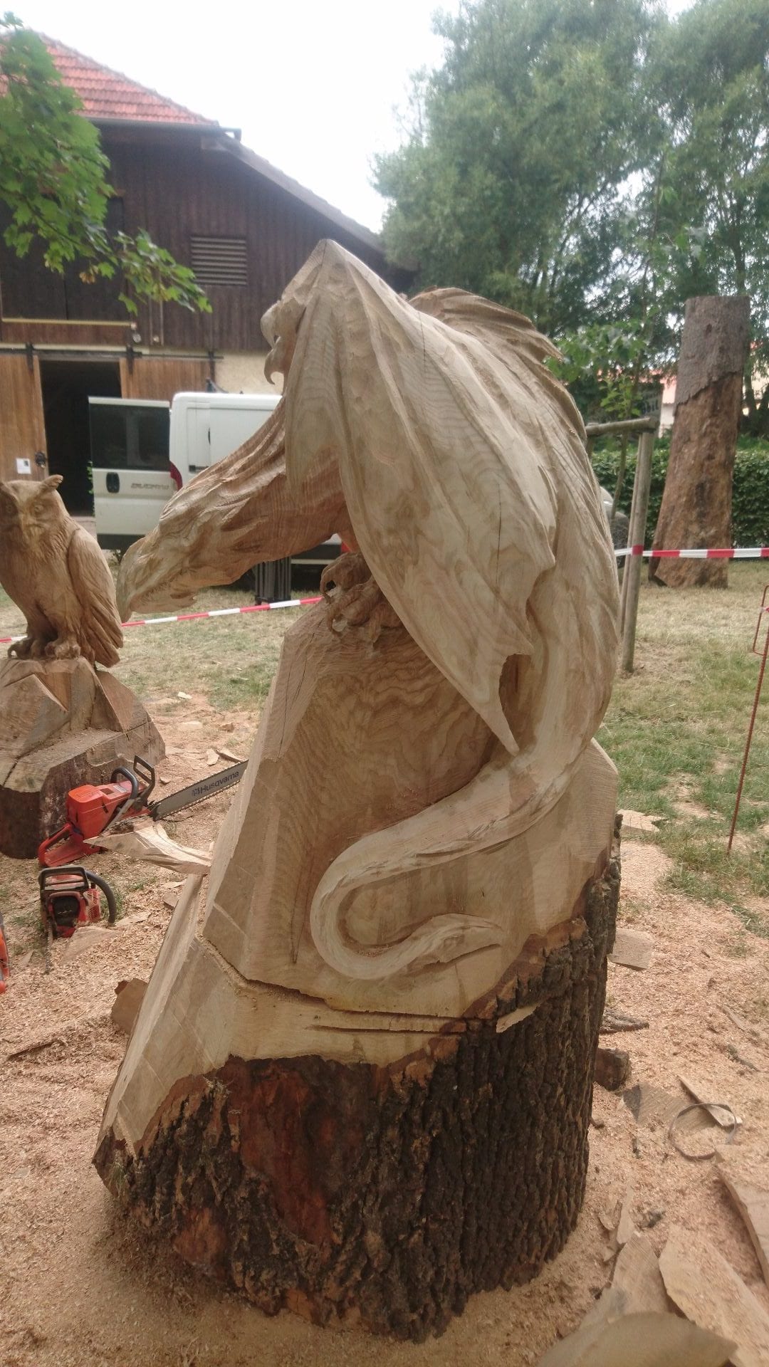 Geschnitzte Figur aus Eichenholz | Ein Drache sitzend auf einer Platform.