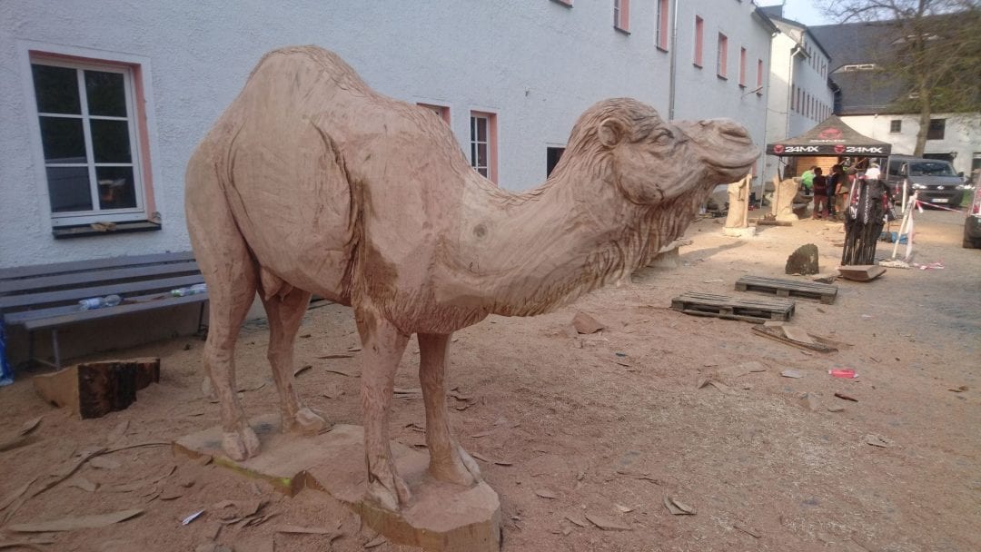 Geschnitzte Figur aus Eichenholz | ein Kamel stehend mit Blick von der Rechten Seite